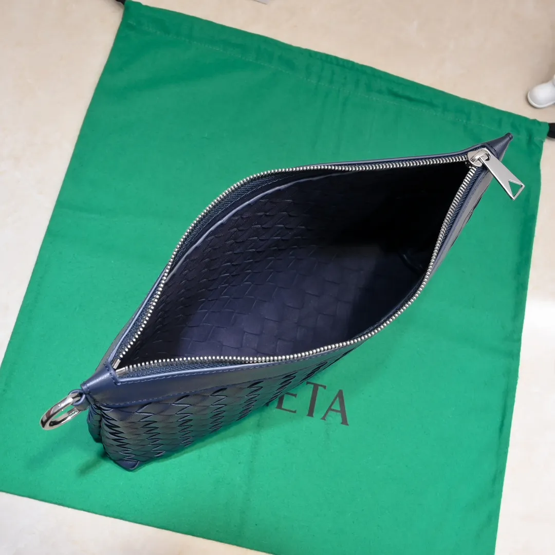 Batch 1360 Bottega Veneta's Bottega Veneta handbag transforms into a man in seconds ⌨️The texture is great! The weaving process is exquisite, simple and elegant, and it perfectly matches any clothes! Whether you are out on the street or on a date, it can instantly improve your overall taste. It can not only hold your wallet and mobile phone, but also the charm of your male god. Style number: 6518 Size: 33*22*7cm